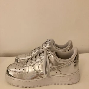 Nike air Force Chrome - Sjukt coola och helt oanvända Nike air force silver Chrome! Säljs då jag är i behov av pengar. Nypris 1600 kr och säljer för 1000 kr fast de är helt oanvända!💕💕