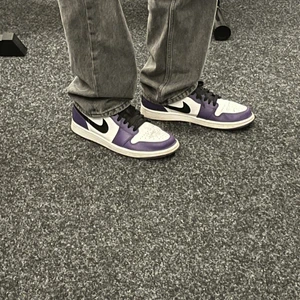 Jordan 1 Low Court Purple White - Jordans 1 low som är i ett ganska så bra skick, lite creases. Men inget man tänker på/ ser inte så tydligt! (ny pris ca 3000kr) 
