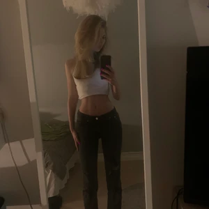 Svarta lågmidjade weekday jeans - Säljer mina supersnygga lågmidjade jeans från weekday! Dem har otroligt fin passform men kommer tyvärr inte till användning så ofta. Nypris 500 kr mitt pris 300 kr, hör av dig för fler bilder och information😘😘