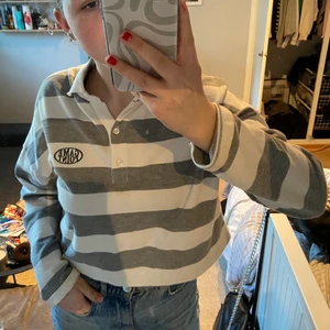 Långärmad tröja från ginatricot  - Säljer min långärmade tröja från ginatricot i storlek M, men passar en S. Köpt för 300 men säljer för 100 kr eftersom den har en fläck längst ut på ärmen och vill dessutom bara få sålt på saker. Köpt för förra vintern och använd då men inte sen dess. Kom privat om du har frågor! 