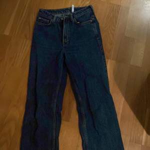 Säljer jeans ifrån weekday i modellen Rowe i nyskick. Kom privat för mer info och bilder🤍