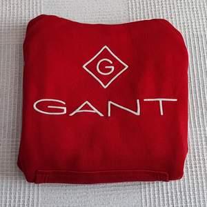 Hej. Säljer denna fina hoddien från märket Gant. Säljer den pga av att rensar garderoben och den passar inte mig längre. Skick 10/10 och är urtvättad. Storlek: Smal (164-170 cm). Hämtas eller möts i centrala Stockholm. Kan även skicka den 😊