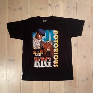 Vintage botleg B.IG Biggie  T-shirt  - En riktgt fin botleg rap tee på rapparen the notorious B.I.G. 8/10 extremt bra skick. Storlek L sitter boxy. 