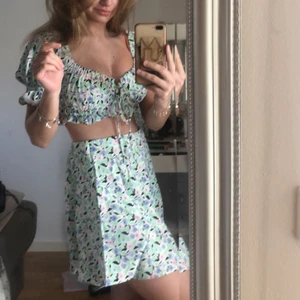 Fest topp - Så fint set nu till sommaren. Aldirg använt. Strl S i både topp och kjol🥰