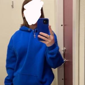 Blå hoodie  - Blå hoodie från bikbok, helt slutsåld. Den är i bra skick och inte nopprig, som ny då jag inte använt den så mycket! 