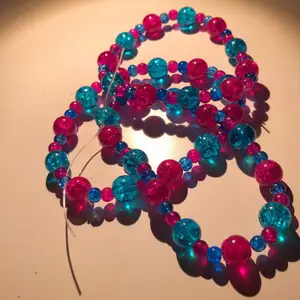 Armband gjorda av glas pärlor i blå och rosa.