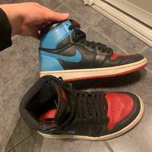 Jordans strlk 38/39 - Skorna är i relativt bra skick och inte super använda. Jag säljer då de inte längre kommer till användning!