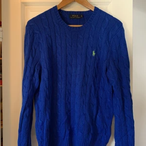 Ralph lauren tröja  - Säljer min blåa Ralph lauren tröja. Bara använd en gång. Storlek S, köparen står för frakten 