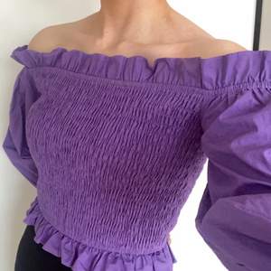 Fin lila tröja i storlek 36, stretchigt material. Knappt använd! 