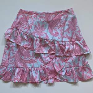 Sååå söt kjol från Bikbok som tyvärr inte kommer till användning. Storlek 36 💕