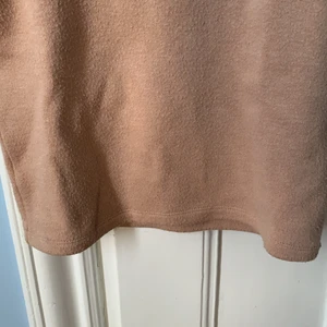 Zara tröja - Jätte fin tröja i bra skick från Zara nästan helt oanvänd den är lågmidjad och i storlek M men jag är xs och den passar helt perfekt så jag skulle nog säga i mellan xs-m dennhar inga skador och finns inte kvar att köpa längre