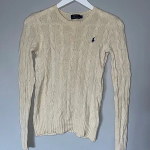 Kaschmir från Ralph Lauren. - Fin, stickad tröja från Polo Ralph Lauren i kashmir. Nypris ca 1300kr.