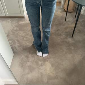 Jätte snygga jeans med slits som tyvärr inte kommer till användning. Jätte fin tvätt på de och nuddade golvet. Jag är 171 cm 💗