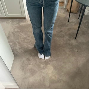Zara jeans  - Jätte snygga jeans med slits som tyvärr inte kommer till användning. Jätte fin tvätt på de och nuddade golvet. Jag är 171 cm 💗