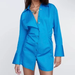 Blå skjortklänning  - Jättefin blå skjortklänning ifrån zara. Den är i storlek S och är helt oanvänd med lapparna kvar. Säljer pga fel storlek och har därför inga egna bilder tyvärr. Kan eventuellt byta mot en M💕💕