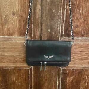 Svart Zadig & volitaire - Fin Zadig & Voltaire väska. Väskan är i fint skick saknat däremot det nedre skedje bandet, men det är ingenting som inte går att fixa. Väska är köpt nypris för 2500 men säljer nu för 1700. Skriv i dm för fler bilder🥰