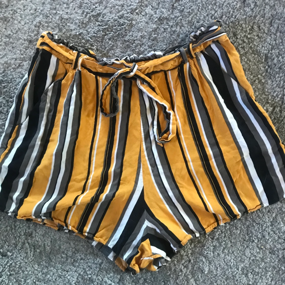 Gul/organea shorts med snöre