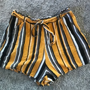 Gul/organea shorts med snöre - Bra skick, använd fåtal gånger! Kan mötas inom Borlänge 