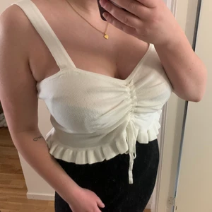 Vitt linne från H&M storlek L - Vitt stickat linne från H&M i storlek L. Väldigt stretchigt material så passar även de i XL. Finns en dragsko i mitten så man kan justera så som man vill ha det. Linnet är aldrig använt, bara testat. 