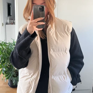 Oversize beige väst - Den perfekta oversize västen! Herrmodell i storlek S från Weekday. Sitter löst. köparen står för frakt!