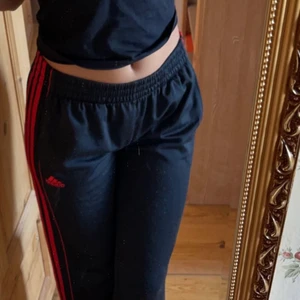 Röda adidas mjukis  - Raka i benen