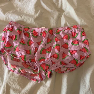 🍉-pyjamas byxor. - Säljer dessa pyjamas shorts som jag använd 1-2 gånger. De är lite lågmidjade så passar de så gillar lågmidjade underdelar❣️