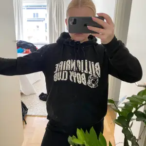 Snygg svart hoodie från märket billionaire boys club☺️ passar storlek 34-38 beroende på passform 