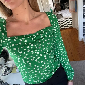 Topp - Supersöt blus som tyvärr inte kommer till användning! Storlek XS! Hör gärna av er vid frågor!🌼🌸🌻