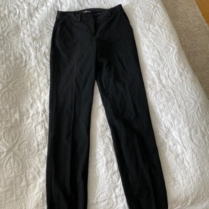 Kostymbyxor - Snygga raka kostymbyxor köpta på butik i USA! Rätt stretchiga i materialet samt mellan hög midja. Passar storlek 34-36😁