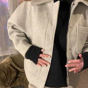 Vår jacka - Säljer den här fina vårjackan som tyvärr inte var min stil, aldrig använd och prislappen är kvar. BUD startar från 300 kr. 