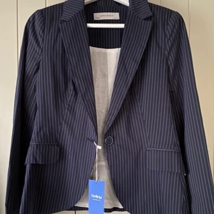 Marinblå kavaj från Zara  - Säljer denna fina radiga marinblåa kavaj från Zara. Köptes på Zellpy nyligen men säljer vidare då den var för liten. Kavajen är i storlek M (min vanliga storlek) men passform som 36 och nedåt. Armlängd: 62 cm. Axelbredd: 40 cm. Den är i nyskick men skulle behöva en liten strykning. Det är bara att höra av sig vid frågor och funderingar! Kan fraktas och priset går att diskutera💚