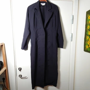 Lång vintagekappa  - Lång svart vintagekappa/rock med knäppning. Passar S🌱