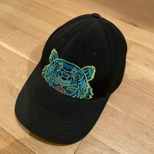 Kenzo Keps  - Använd fåtal gånger så gott som ny! Har kvitto och tags kostade 999kr. One size, 