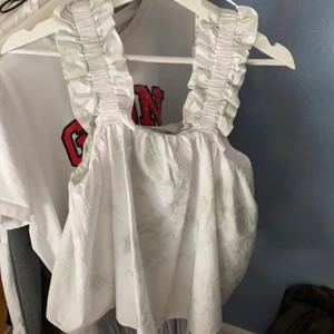Zara topp - Säljer min fina zara topp som passar perfekt till sommaren, skriv om ni vill ha fler bilder❣️