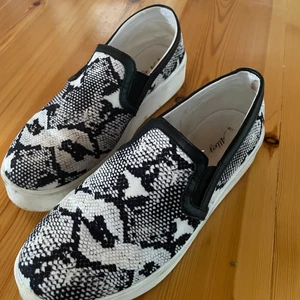 Sommarskor  - Säljer nu mina favorit skor!!  Använda ett x antal ggr men ändå jättefina! De är bara att tvätta av dom då ser dom ut som nya! Storlek 40 men passar även 41 då dom är lite stora i storleken. Köptes för 599 men säljes för 450 och jag bjuder på frakten, annars går priset att diskuteras! 😊