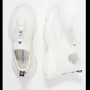 Steve Madden sneakers - Vita sneakers från steve madden, använda 2 gånger så lite lite smutsiga men kan tvättas bort 