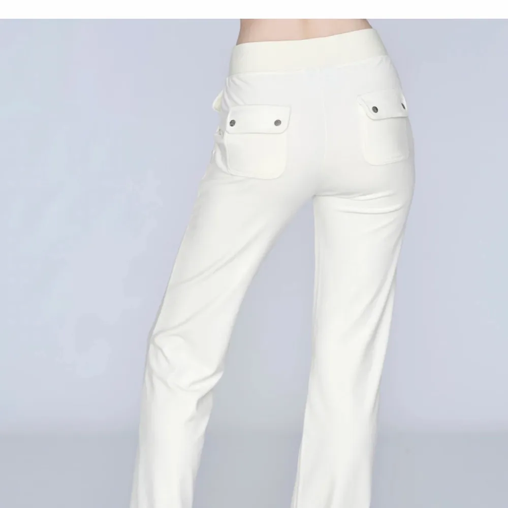 Jag säljer mina vita Juicy couture mjukisbyxor i storleken xxs, då jag inte använder dom. Har endast använt dom ca 2 gånger så dom är fräscha och i ett väldigt bra skick, inga fläckar osv. Kan mötas upp annars står köparen för frakt . Jeans & Byxor.