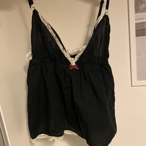 Odd Molly topp - Säljer denna fina Odd Molly topp. Storlek 1 motsvarar typ S/M. Köpt för ca 400 och jag säljer för 175💞