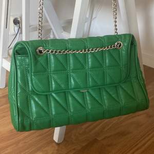 Säljer nu min gröna väska liknande en från zara, jätte perfekt storlek och får plats med mycket💕 perfekt till en vår/sommar outfit i solen, fler bilder vid intresse, Frakt tillkommer💕kram! 