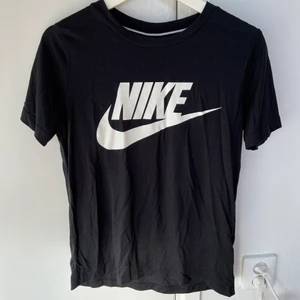 Niketröja - Säljer nu min svarta Niketröja som har används ett fåtal gånger🖤