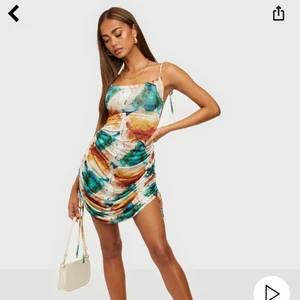 Klänning från Nelly - Drapy print dress från nelly i storlek Small . Endast testad. Köpt för 400 säljer för 200 plus frakt. Pris kan diskuteras🥰