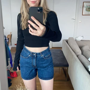 Jeans shorts - Köpta på carlings går även att rulla upp lite för en ljusare kant. Lite oversized i passformen!
