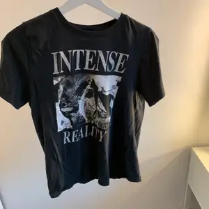 En svart t-shirt med tryck från Gina Tricot i storlek S. Säljer för 80 och jag står för frakten.  ‼️TRYCK INTE PÅ KÖP DIREKT‼️
