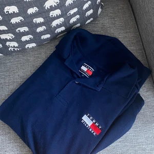 Vintage Tommy Hilfiger - Vintage piké från Tommy Hilfiger i storlek M. Typ stickat material. Marinblå. 