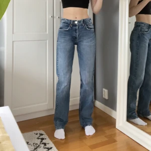 zara mid rise jeans  - buda på dessa slutsålda mid rise jeans från zara!! säljer vid bra bud💘💘 innerbenslängd: 81cm midja: 71cm💞 frakt på 79 kr tillkommer 💝