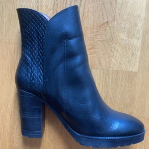 Rodebjer stövletter - Helt oanvända Rodebjer stövletter. Buda. Nypris ca 4000 kr. 