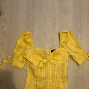 Gul top - Super söt gul topp som inte passar mig. Den är i storlek xs.