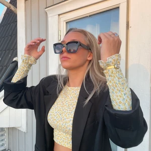 Somrig topp -  gullig topp!! Somrig och fin. Storlek 36!  Använd 2 gånger. Nyskick köpt på Gina 💛
