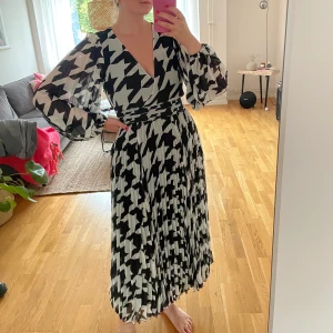 Klänning - Plisserad klänning, aldrig använd prislapp sitter kvar. Storlek 38💗