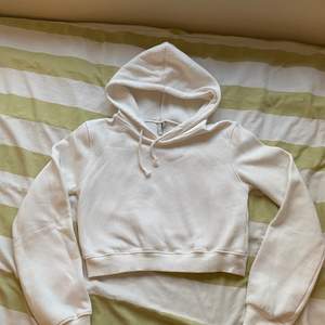 croppad hoodie från Nelly trend i M, skitsnygg men tyvärr för liten :( Utan tryck eller liknande🌹🌹 